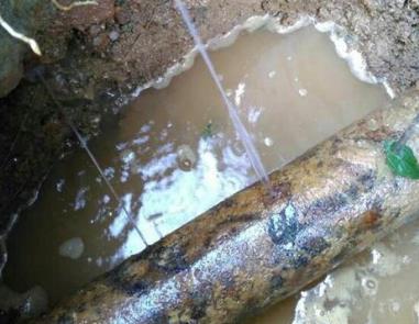 泾川楼顶渗水维修公司分享下地暖漏水的原因及检测方法。